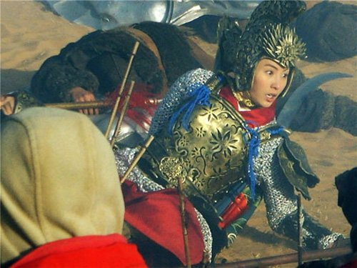 张柏芝拍戏坠马照片曝光 临危不乱样子镇定