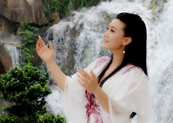 [音乐频道]谭晶《飘香》音乐微电影首播 用正能量击破绯闻