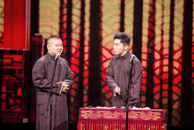 李晨"师承"岳云鹏 相声首秀隔空示爱范冰冰