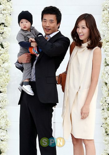 权相佑与妻子孙泰英及爱子亮相张东健婚礼