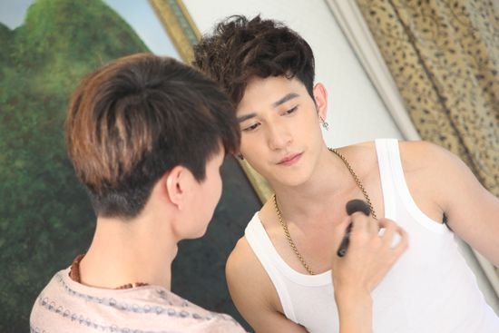 《打望》刘洲成赤身急美白 杨紫婷面膜变面具