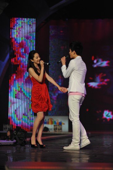 杨洋蒋梦婕甜蜜对唱 打造"最纯美荧幕情侣"