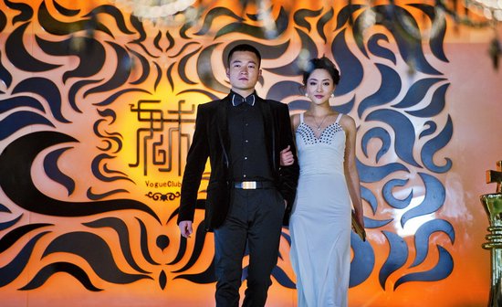 [电影资讯]《有钱人》喻恩泰左拥右抱 欢乐斗法艳福不浅