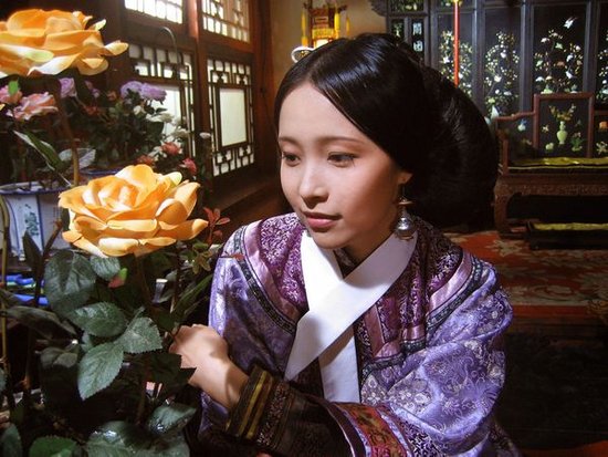 杨凯淳早前在湖南卫视热播大剧《倾世皇妃》中饰演胸无城府,大闹坦