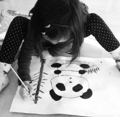 王菲女儿李嫣坐地认真画画.