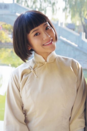 [电视新闻]《红高粱》热拍 郑晓龙赞解惠清"小孩儿样"