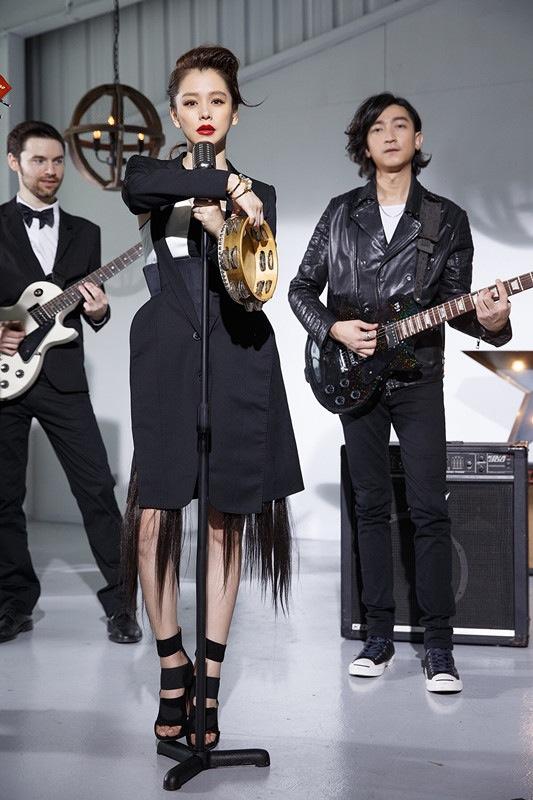 侯磊参演徐若瑄mv 挑战新角色化身摇滚乐手