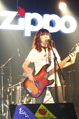 另类摇滚装束的rustic乐队贝斯手ricky 6月26日晚,在北京的愚公移山