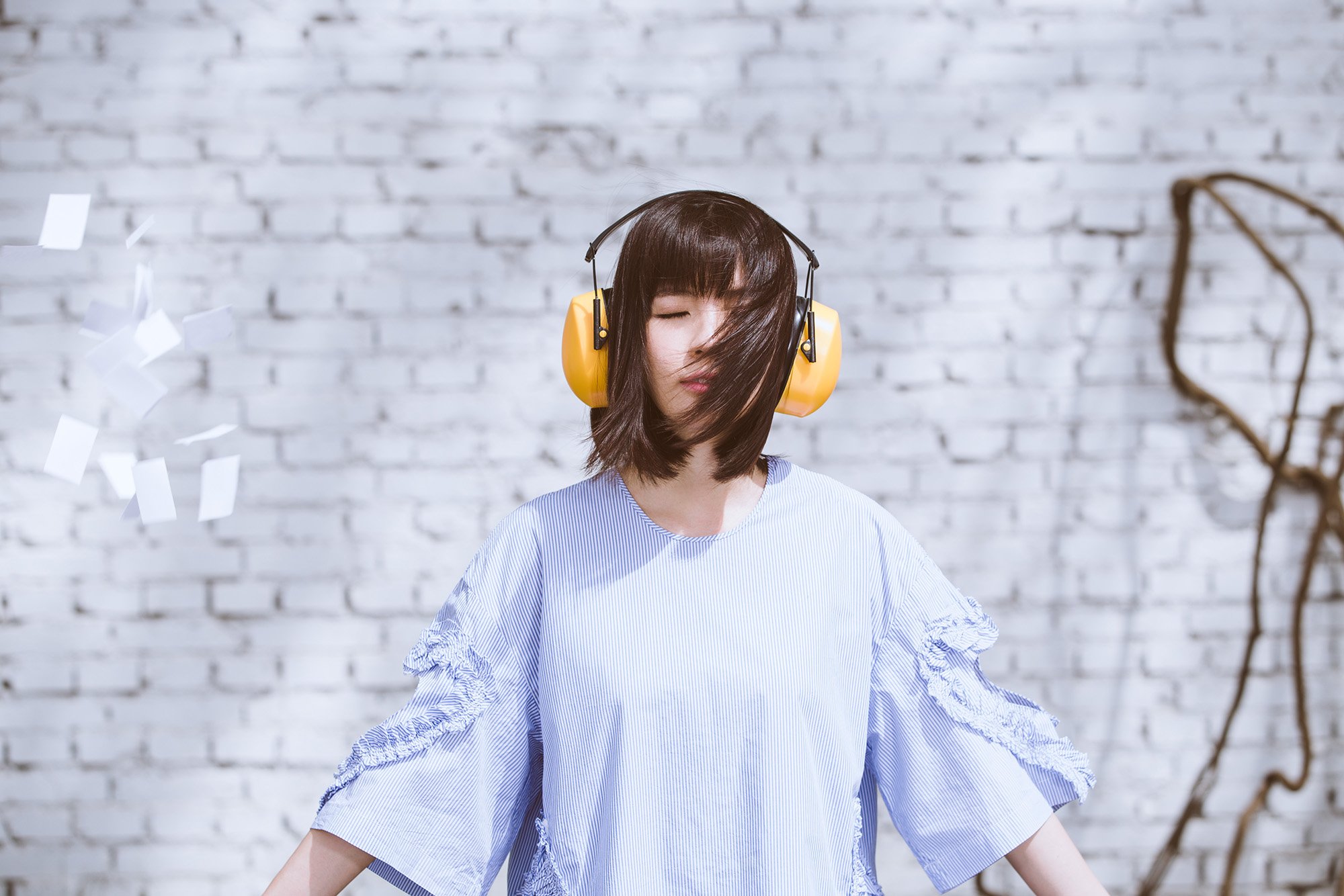 郭美美化身录音师 《你能听见吗》mv发布