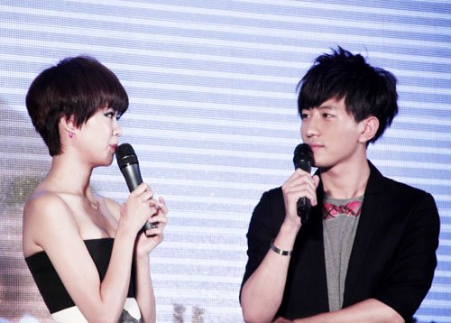 大左郁可唯发布会上畅聊都市情感"伤不起"