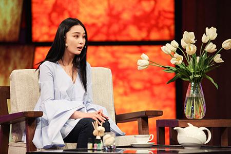 张馨予做客《非常静距离 女神经犯二遭吐槽