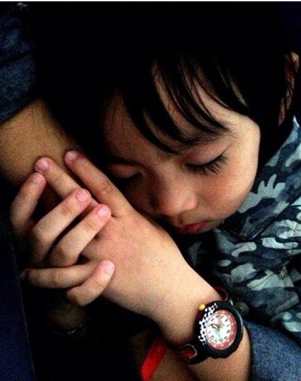 林志颖拍下儿子甜睡照 kimi超长睫毛令网友称羡|明星新闻|林志颖_星空