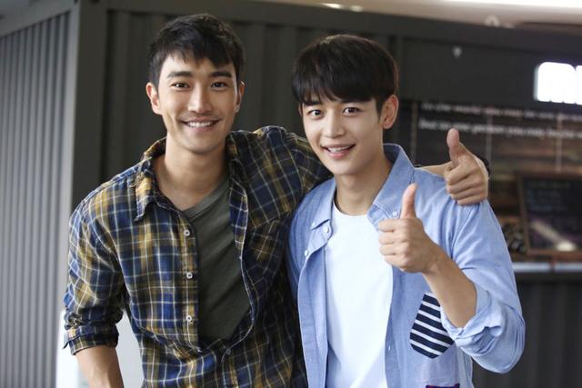 崔珉豪探班崔始源新剧 sm公司门面兄弟情谊深