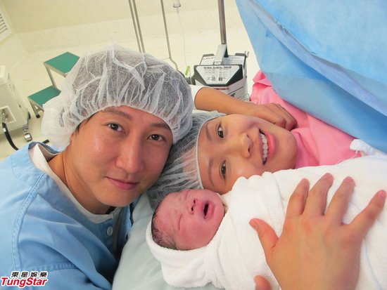 太座周家蔚入院剖腹生产,终于两人的爱情结晶下午两时诞生,儿子重约6