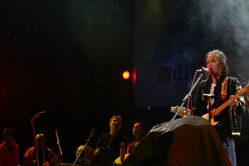 雪山音乐节首日雨中狂欢 山人乐队压轴火爆开场