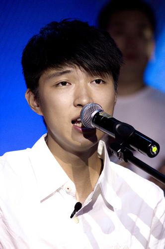 《一年级》左溢新生晚会自弹自唱 引网友舔屏