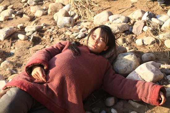 在这样一部历史战争影片中,青年演员孙雅饰演的女二号村姑杨艳艳,有着