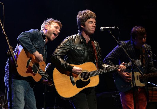 前绿洲吉他手与blur同台 或意味乐队大战结束