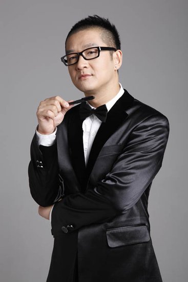 主持人马丁化身科学博士 解密高空坠梯如何生存