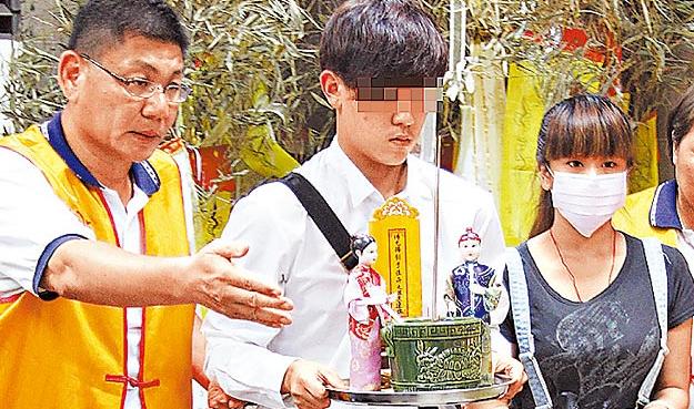 欢欢长女灵堂祭母 护外遇老爸:我们没仇恨