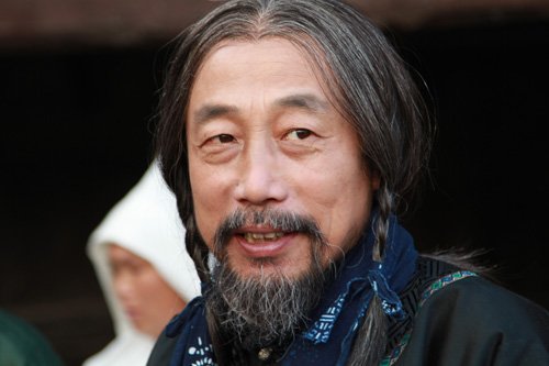 [电视新闻]《借问英雄何处》热播 孙海英赞年轻演员表现棒