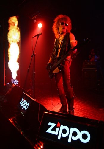 另类摇滚装束的rustic乐队贝斯手ricky 6月26日晚,在北京的愚公移山