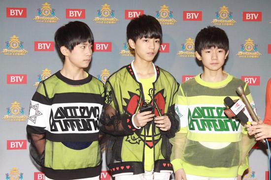 tfboys新闻150209tfboy现身btv春晚录制黄牛票价高达六千人民币