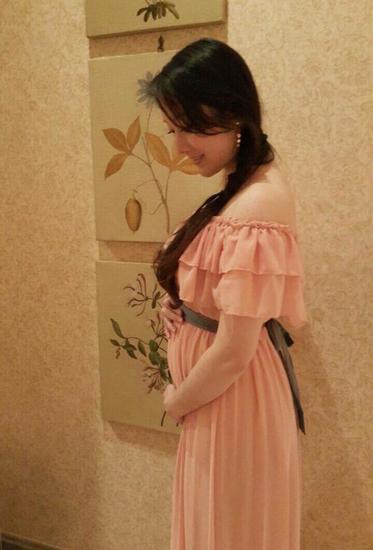 35岁准妈妈许慧欣首曝大肚照 穿粉裙显优雅 - 休闲灌水 - 经管之家(原