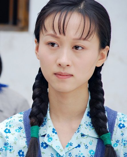 《七妹》网络点击拔头筹 练束梅变身婉君小草