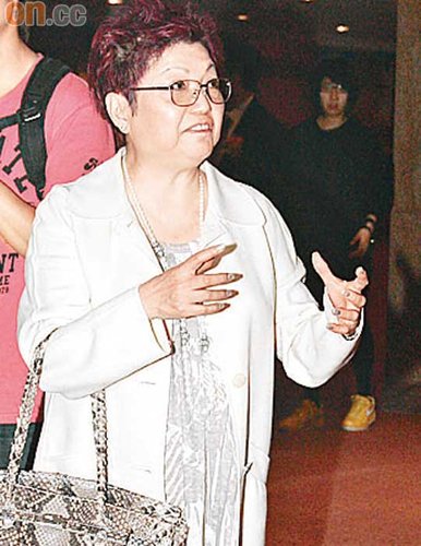 许冠文紧牵老婆辟谣 杨千嬅高龄生仔靠科技