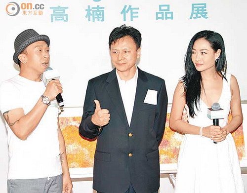 黄家强(微博)(左)和杨玉梅一起出席听障画家的作品展.