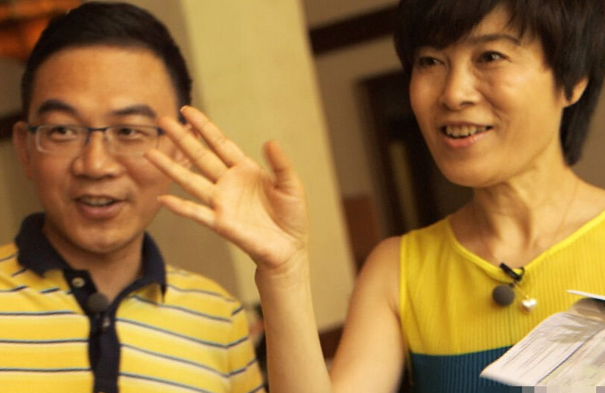 郎永淳接机妻子起争执 吴萍不满没有鲜花闹情绪