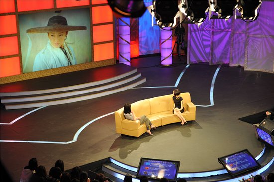 > 周迅走进《鲁豫有约》 小姑娘也有大能量(图)  《鲁豫有约》现场