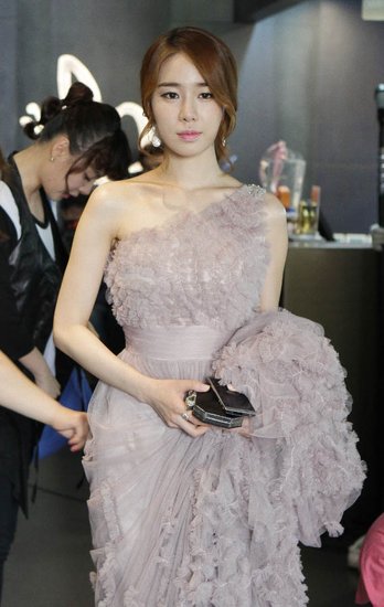 [电视新闻]《仁显王后的男人》剧照曝光 刘仁娜秀迷人锁骨