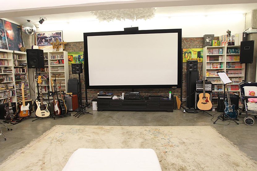 放映室,刘伟强与团队观看成片的地方