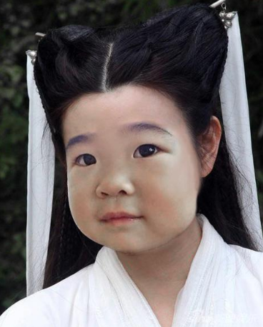 姐姐grace长发白裙变身小龙女曹格女儿弹钢琴