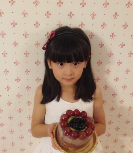 森蝶手捧蛋糕为田亮庆生 被赞漂亮像小公主