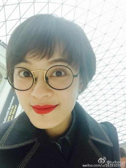 孙俪发微博晒美照嘟嘴卖萌 红唇性感妩媚被称赞