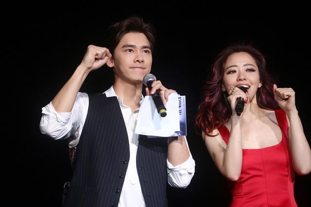 李易峰助阵张靓颖个唱 秒变"红娘"展鬼马一面(组图)