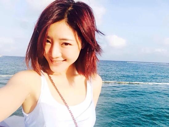 邓家佳现身海南 海边自拍大秀好肌肤