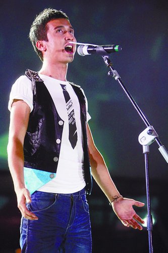 > 快男划分四大派系 12强晋级赛明晚直播(图)  陈翔 2010年《快乐男声