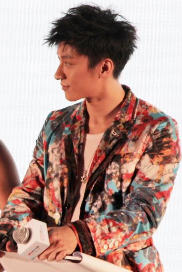 乔任梁平板支撑秀身材与巫迪文秀基情引爆全场