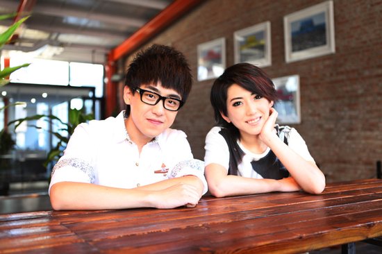 刘心《新自己》mv首播 饰演心理医生治愈大鹏