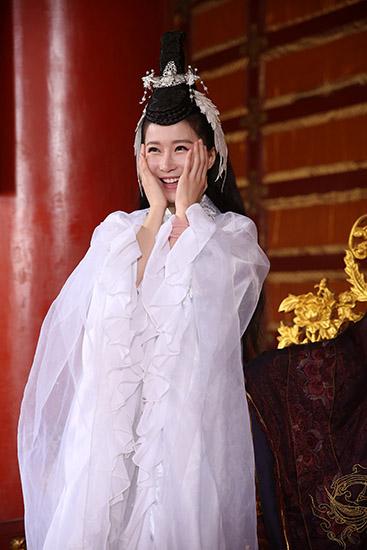 09月19日 《疯狂天后》今日开播 "白莲花"周奕彤上线