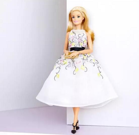 angelababy应该是有个和芭比一样的衣柜吧