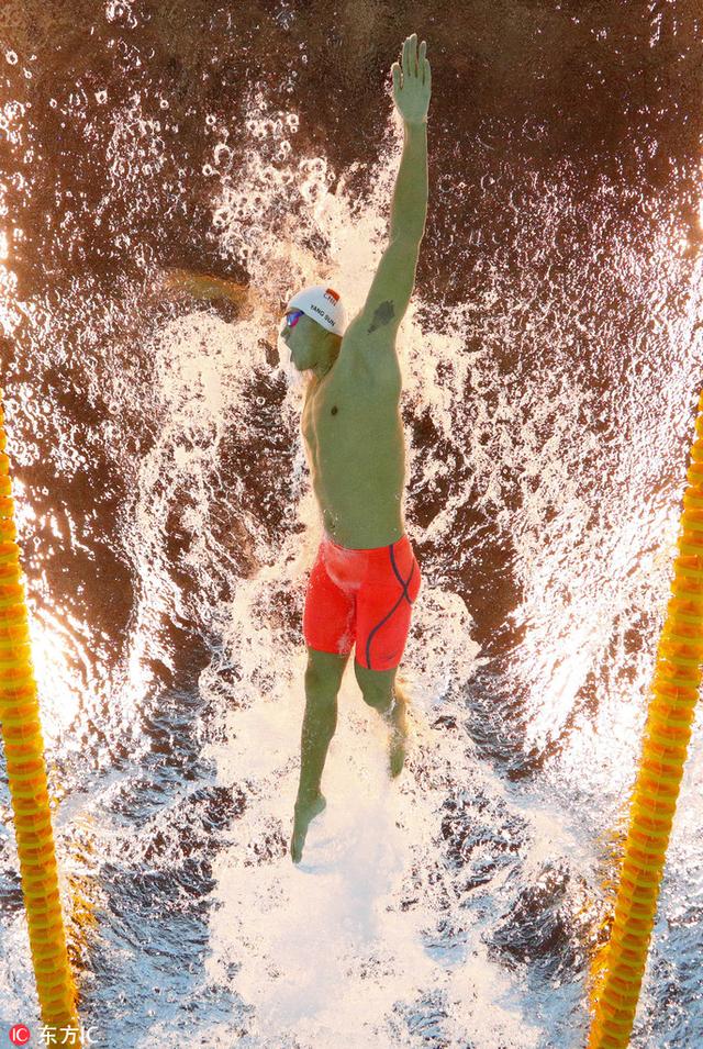 运动员最大J泳装图片
