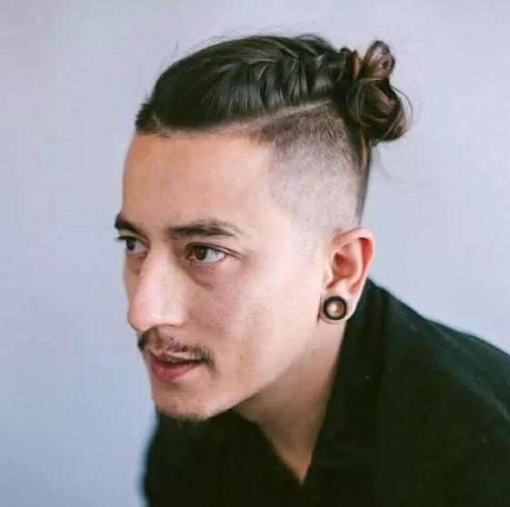 发型 用长发扎出男士专有的—man bun