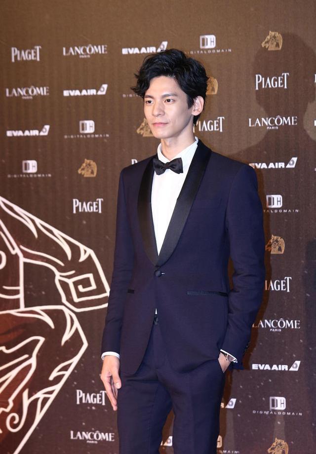 最佳男配角提名演员林柏宏《六弄咖啡馆》宝蓝色西装亮相红毯.