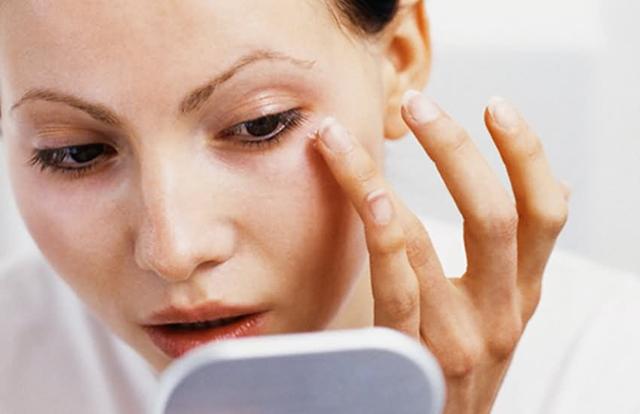 眼睛干涩是怎么回事