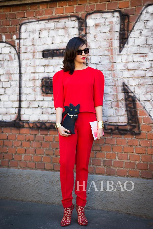 但是看看baby这身,红色蕾丝裙格外惹眼,提亮了肤色,由于红色的饱和度